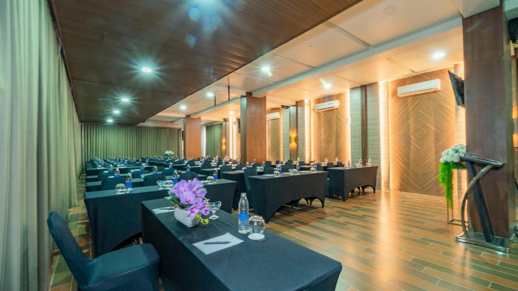 City Of Aventus Hotel - Denpasar Экстерьер фото