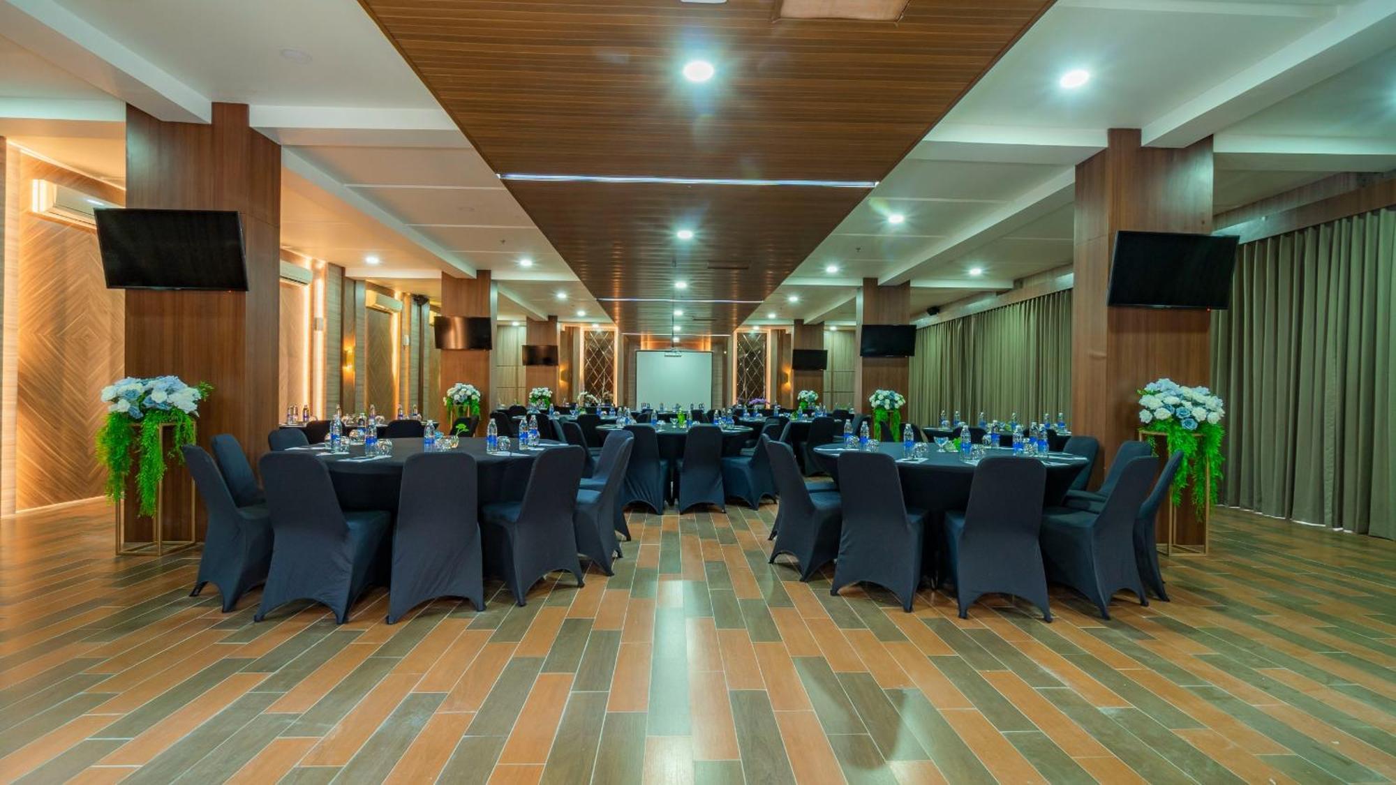 City Of Aventus Hotel - Denpasar Экстерьер фото